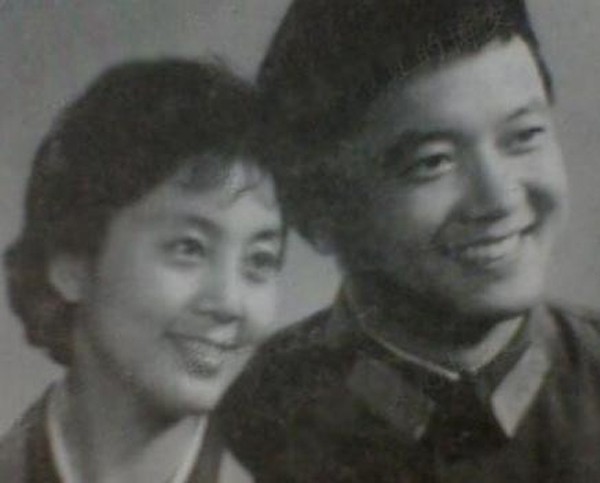 Hòa Thân kinh điển nhất màn ảnh: Quen vợ đẹp kém 20 tuổi qua mạng, U70 mới có con trai