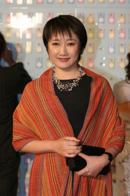 Hòa Thân kinh điển nhất màn ảnh: Quen vợ đẹp kém 20 tuổi qua mạng, U70 mới có con trai