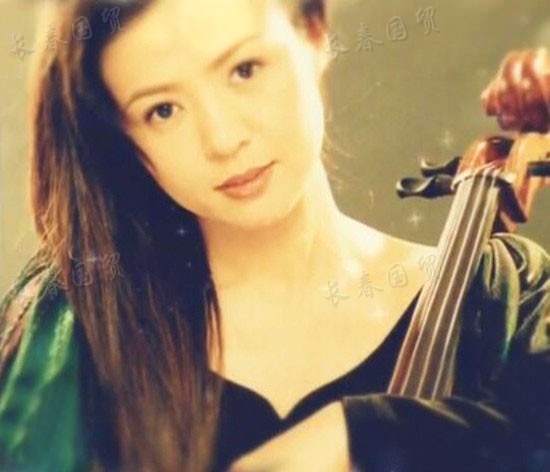 Hòa Thân kinh điển nhất màn ảnh: Quen vợ đẹp kém 20 tuổi qua mạng, U70 mới có con trai