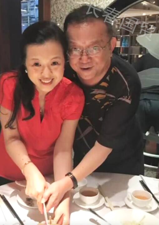 Hòa Thân kinh điển nhất màn ảnh: Quen vợ đẹp kém 20 tuổi qua mạng, U70 mới có con trai