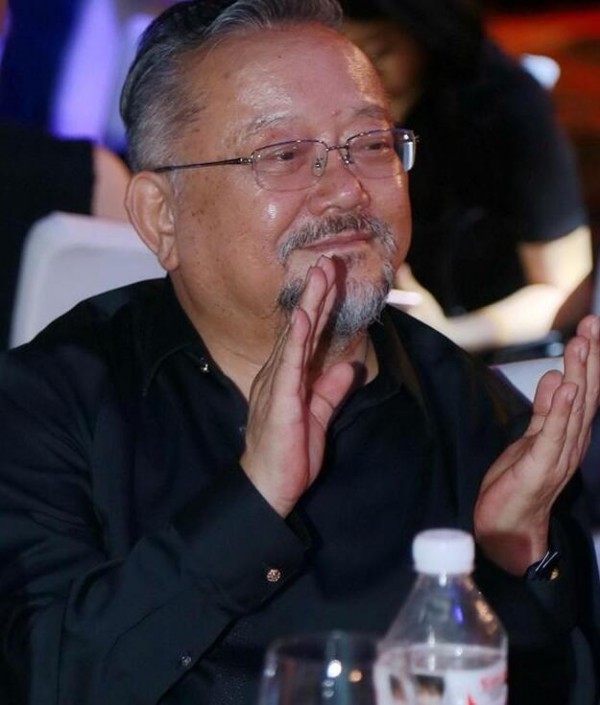 Hòa Thân kinh điển nhất màn ảnh: Quen vợ đẹp kém 20 tuổi qua mạng, U70 mới có con trai