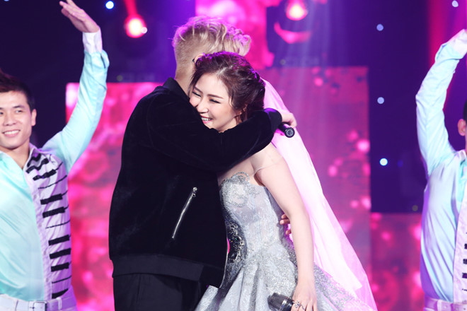 Hương Tràm đăng ảnh tình cũ Bùi Anh Tuấn cùng dòng trạng thái mùi mẫn: Đã từng yêu rất nhiều, yêu đến mức quên cả bản thân mình