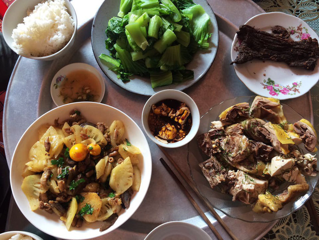 Cô nàng đăng ảnh mâm cơm mẹ nấu khi xa nhà, dân mạng xem xong lại chỉ chú ý vào đĩa thịt gà