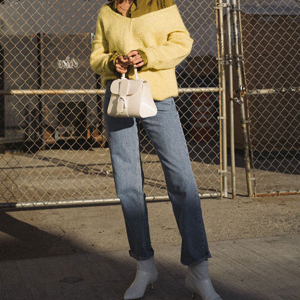 Muốn trông xinh tươi và mi nhon hơn, các nàng cứ diện lên mình chiếc áo len cổ tim