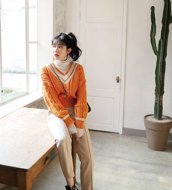 Muốn trông xinh tươi và mi nhon hơn, các nàng cứ diện lên mình chiếc áo len cổ tim