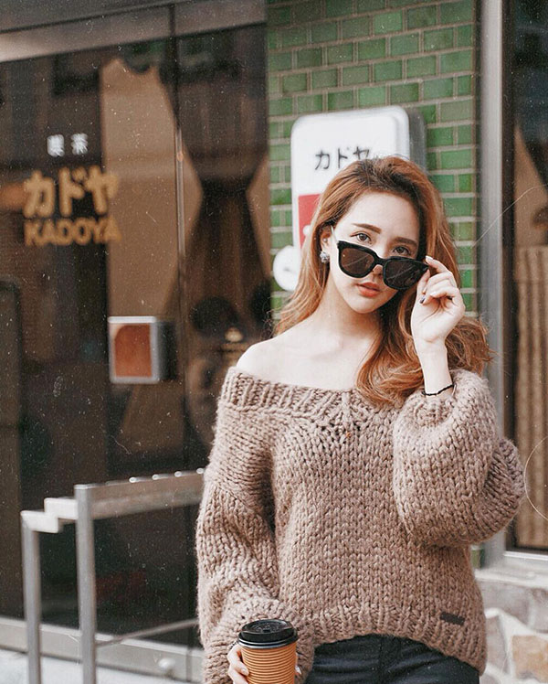 Muốn trông xinh tươi và mi nhon hơn, các nàng cứ diện lên mình chiếc áo len cổ tim