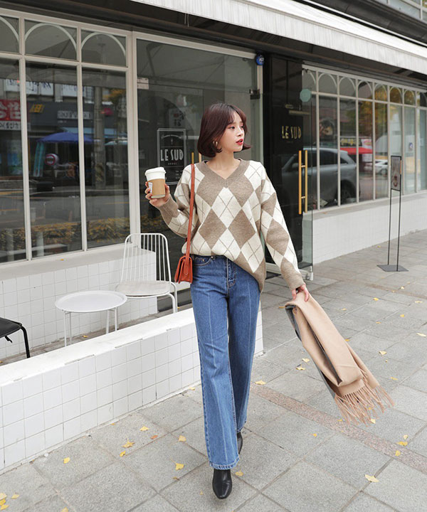 Muốn trông xinh tươi và mi nhon hơn, các nàng cứ diện lên mình chiếc áo len cổ tim