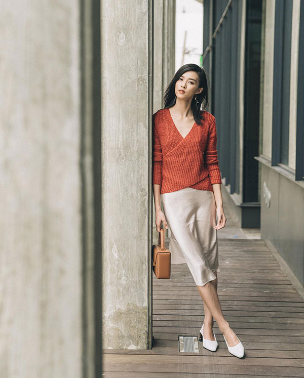 Muốn trông xinh tươi và mi nhon hơn, các nàng cứ diện lên mình chiếc áo len cổ tim