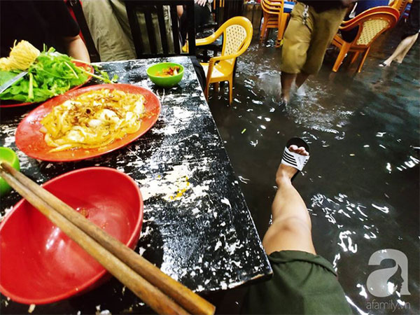 Bão qua nhưng người dân TP.HCM đừng vội mừng: Bệnh tay chân miệng, đau mắt đỏ, sốt xuất huyết đang chực chờ kéo đến