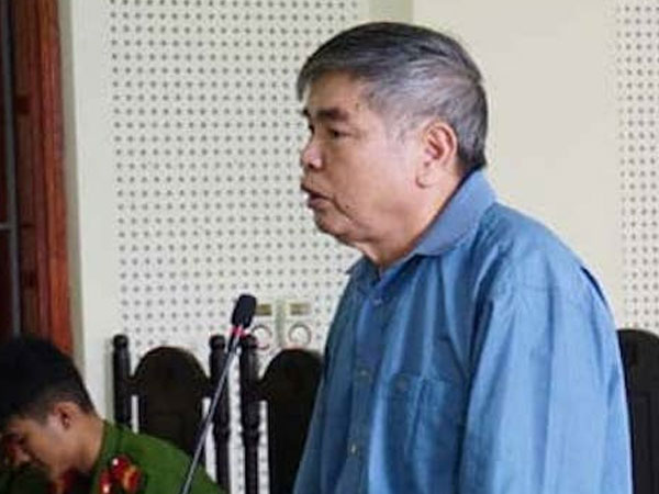 Bí thư, chủ tịch xã đi tù vì bán đất trả nợ cho địa phương