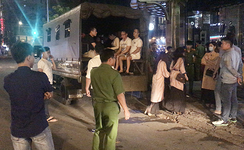 Cảnh sát đột kích nhà hàng có dàn tiếp viên đẹp ở Sài Gòn