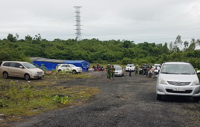 Phá sới bạc lớn trên đồi, tạm giữ nhiều đối tượng, thu 30 ô tô