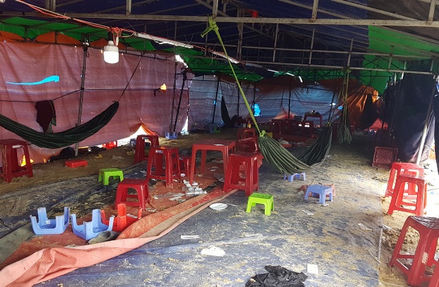 Phá sới bạc lớn trên đồi, tạm giữ nhiều đối tượng, thu 30 ô tô