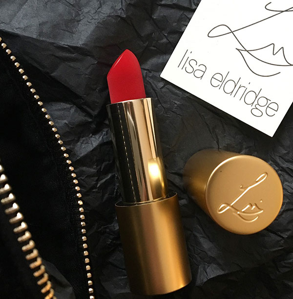 Cây son đỏ như được phủ vải nhung ảo diệu, lên màu đẹp không tưởng khiến nàng nào cũng xốn xang