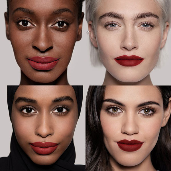 Cây son đỏ như được phủ vải nhung ảo diệu, lên màu đẹp không tưởng khiến nàng nào cũng xốn xang