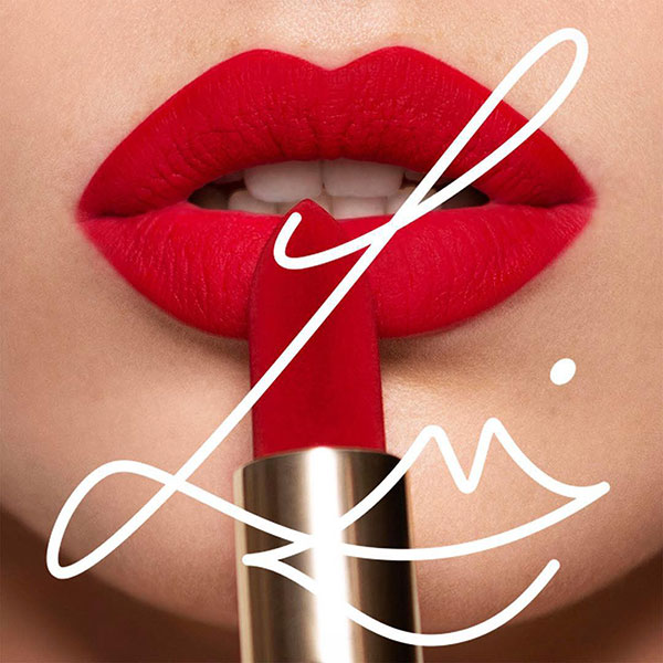 Cây son đỏ như được phủ vải nhung ảo diệu, lên màu đẹp không tưởng khiến nàng nào cũng xốn xang