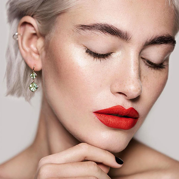 Cây son đỏ như được phủ vải nhung ảo diệu, lên màu đẹp không tưởng khiến nàng nào cũng xốn xang