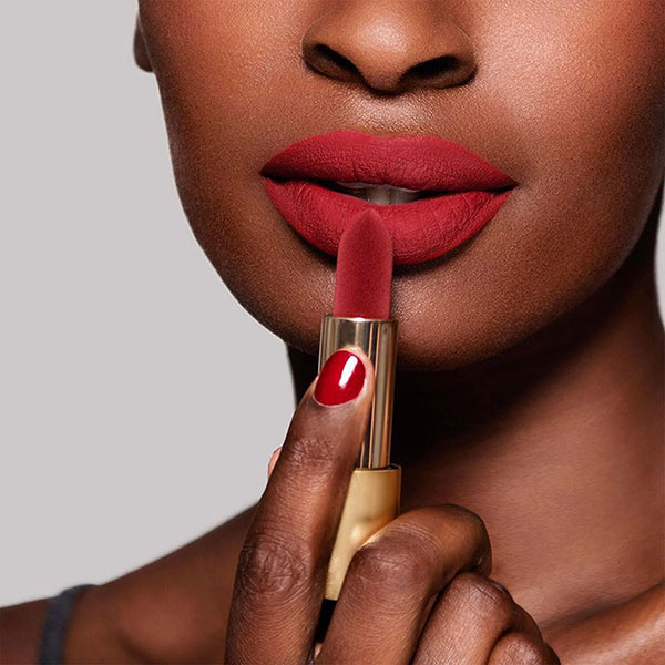 Cây son đỏ như được phủ vải nhung ảo diệu, lên màu đẹp không tưởng khiến nàng nào cũng xốn xang