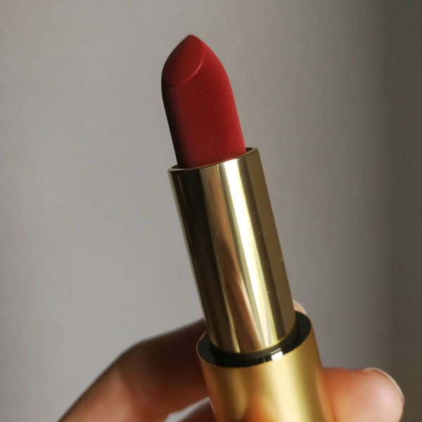 Cây son đỏ như được phủ vải nhung ảo diệu, lên màu đẹp không tưởng khiến nàng nào cũng xốn xang