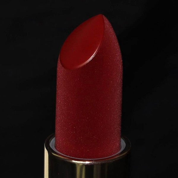 Cây son đỏ như được phủ vải nhung ảo diệu, lên màu đẹp không tưởng khiến nàng nào cũng xốn xang