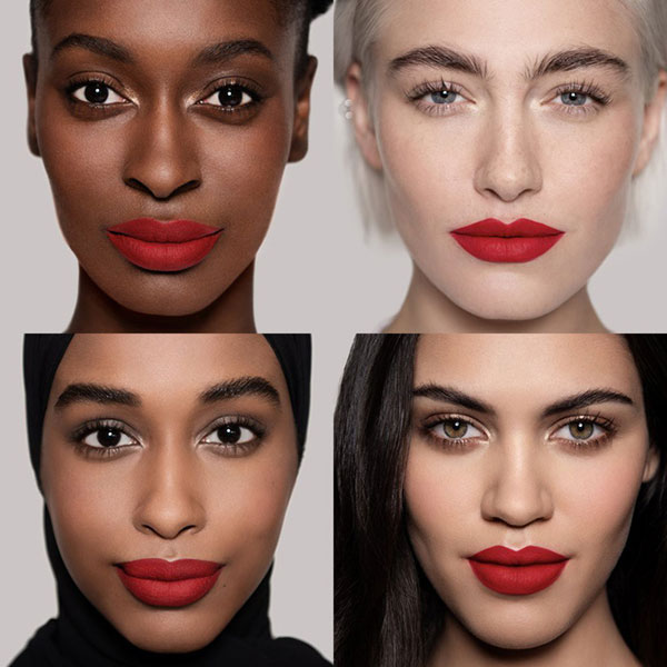 Cây son đỏ như được phủ vải nhung ảo diệu, lên màu đẹp không tưởng khiến nàng nào cũng xốn xang