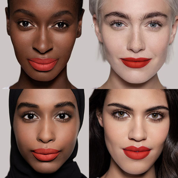 Cây son đỏ như được phủ vải nhung ảo diệu, lên màu đẹp không tưởng khiến nàng nào cũng xốn xang