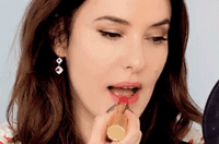 Cây son đỏ như được phủ vải nhung ảo diệu, lên màu đẹp không tưởng khiến nàng nào cũng xốn xang