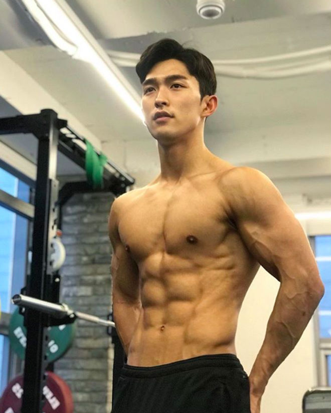 Hai trai đẹp Hàn Quốc gây bão nhờ khoảnh khắc đi siêu thị, biết được danh tính còn bất ngờ hơn!