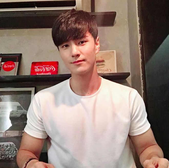 Hai trai đẹp Hàn Quốc gây bão nhờ khoảnh khắc đi siêu thị, biết được danh tính còn bất ngờ hơn!