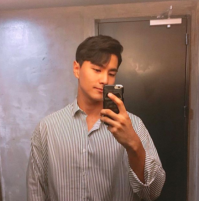 Hai trai đẹp Hàn Quốc gây bão nhờ khoảnh khắc đi siêu thị, biết được danh tính còn bất ngờ hơn!