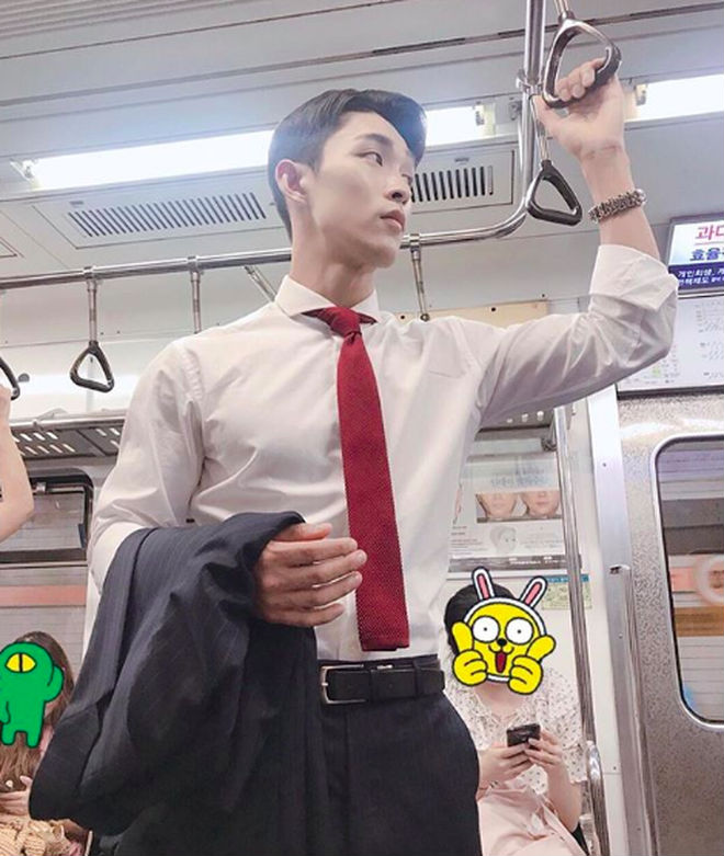 Hai trai đẹp Hàn Quốc gây bão nhờ khoảnh khắc đi siêu thị, biết được danh tính còn bất ngờ hơn!