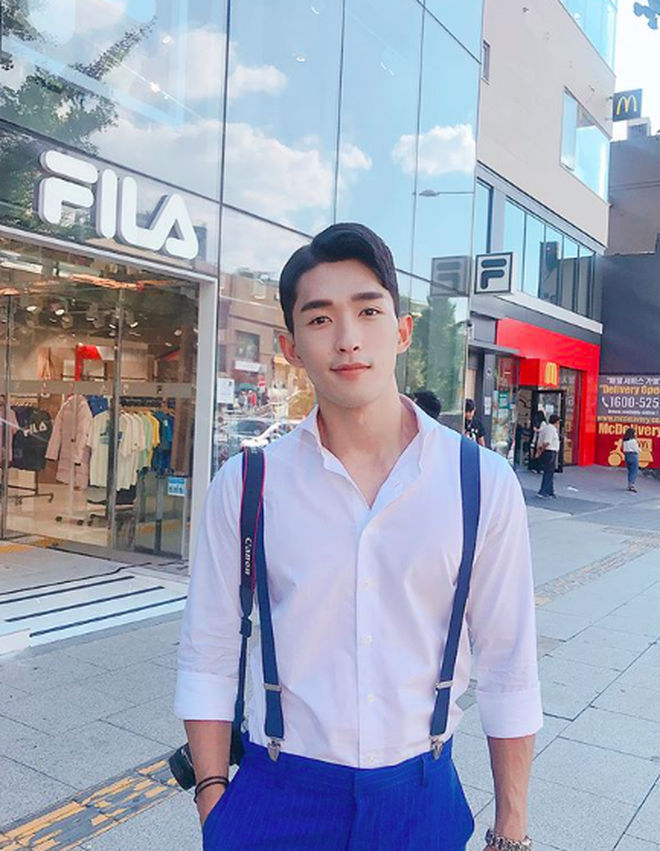 Hai trai đẹp Hàn Quốc gây bão nhờ khoảnh khắc đi siêu thị, biết được danh tính còn bất ngờ hơn!