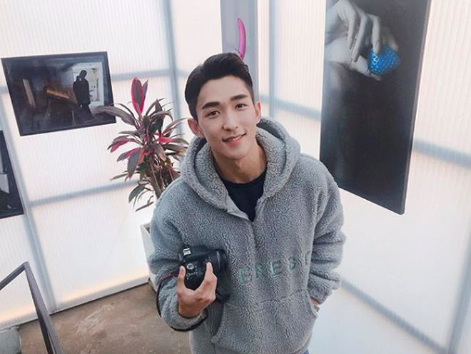 Hai trai đẹp Hàn Quốc gây bão nhờ khoảnh khắc đi siêu thị, biết được danh tính còn bất ngờ hơn!