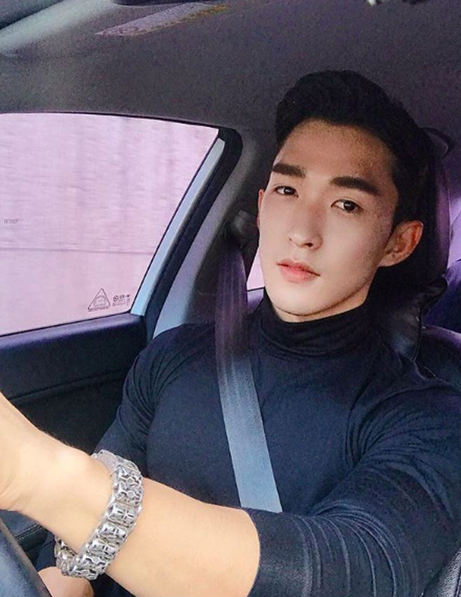 Hai trai đẹp Hàn Quốc gây bão nhờ khoảnh khắc đi siêu thị, biết được danh tính còn bất ngờ hơn!