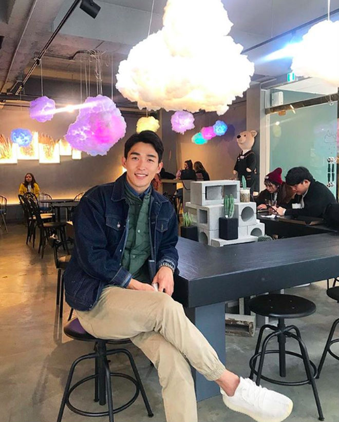 Hai trai đẹp Hàn Quốc gây bão nhờ khoảnh khắc đi siêu thị, biết được danh tính còn bất ngờ hơn!