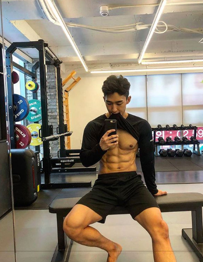 Hai trai đẹp Hàn Quốc gây bão nhờ khoảnh khắc đi siêu thị, biết được danh tính còn bất ngờ hơn!