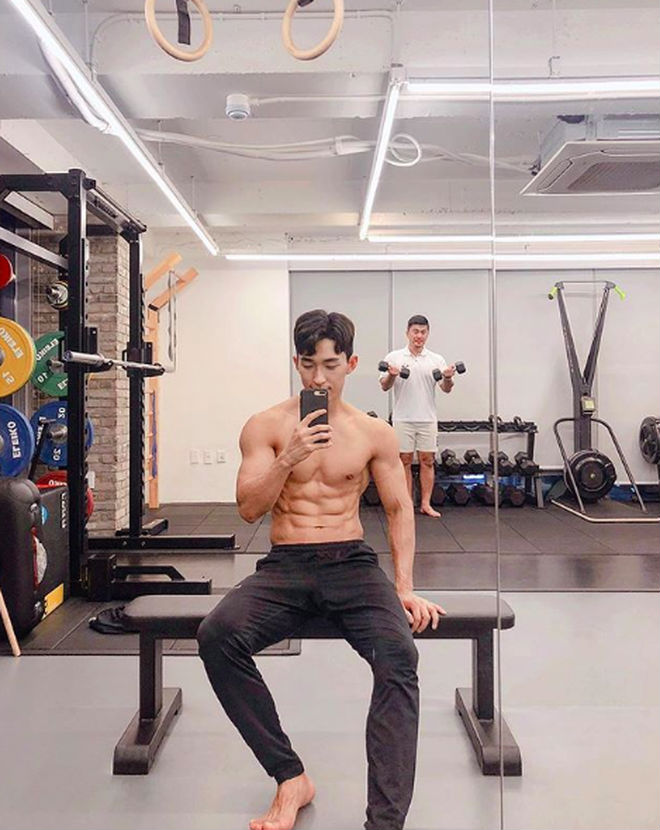 Hai trai đẹp Hàn Quốc gây bão nhờ khoảnh khắc đi siêu thị, biết được danh tính còn bất ngờ hơn!