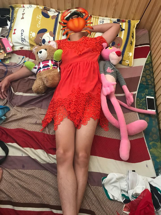 Hí hửng đăng ảnh dìm hàng chồng đi nhậu say xỉn, kết cuộc lại quay sang cãi nhau với cộng đồng mạng chỉ vì chiếc váy cam