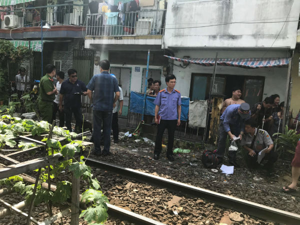 Chui qua hàng rào đường sắt, người đàn ông bị tàu hỏa tông chết