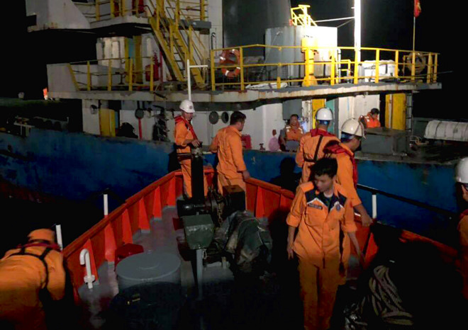 Cứu 3 thuyền viên rơi xuống biển sau khi tàu va đá ngầm