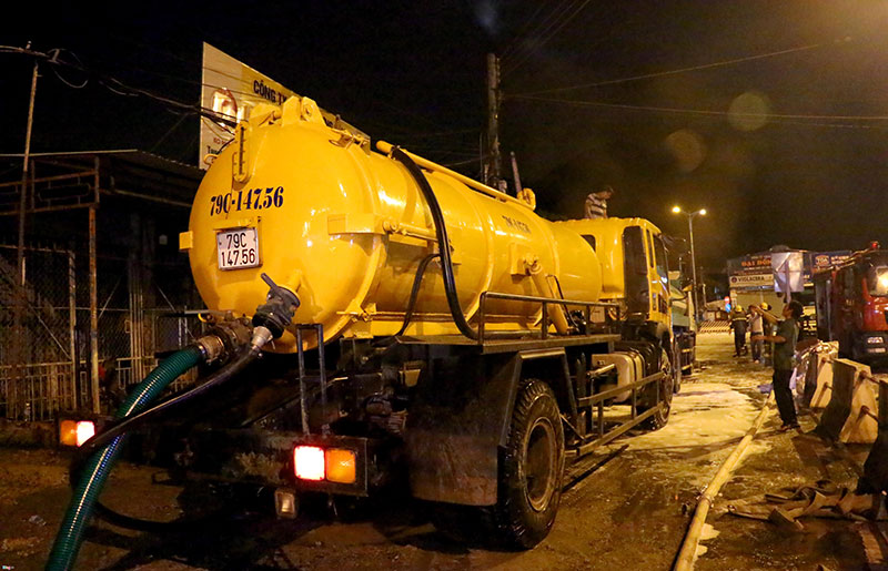 Video ảnh: Hiện trường vụ cháy kho xăng dầu, 3 xe bồn bị thiêu rụi