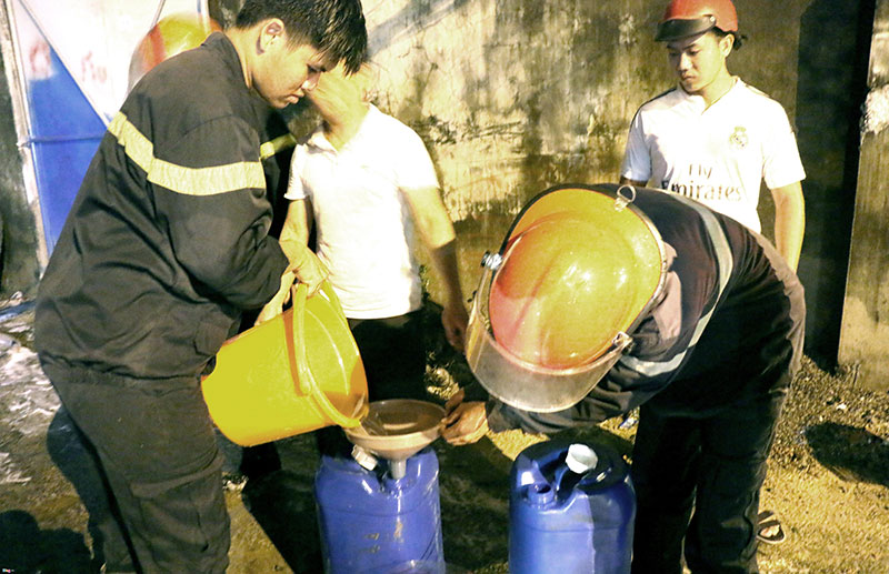 Video ảnh: Hiện trường vụ cháy kho xăng dầu, 3 xe bồn bị thiêu rụi