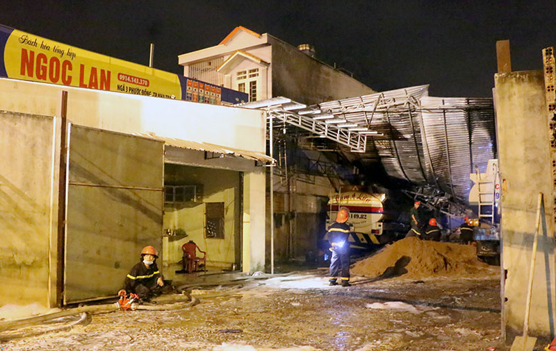 Video ảnh: Hiện trường vụ cháy kho xăng dầu, 3 xe bồn bị thiêu rụi