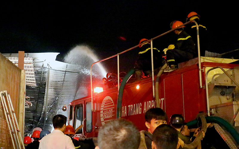 Video ảnh: Hiện trường vụ cháy kho xăng dầu, 3 xe bồn bị thiêu rụi