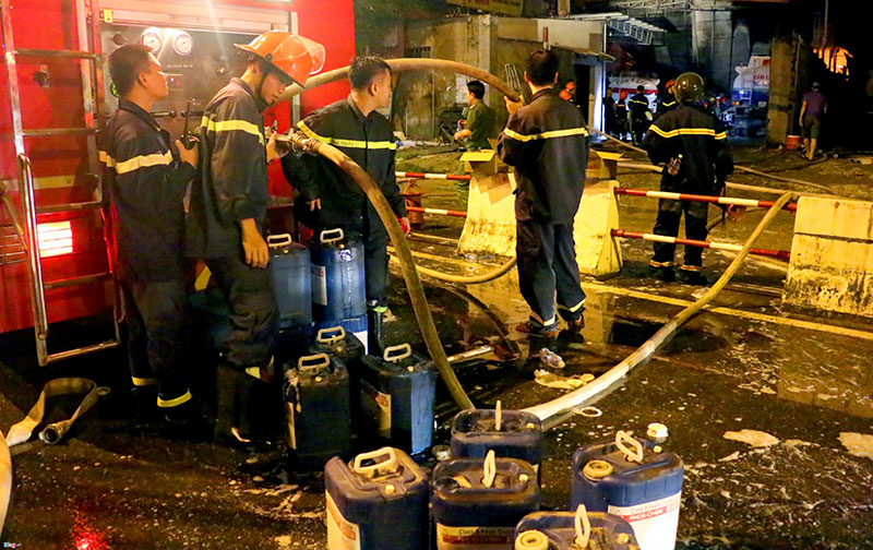 Video ảnh: Hiện trường vụ cháy kho xăng dầu, 3 xe bồn bị thiêu rụi