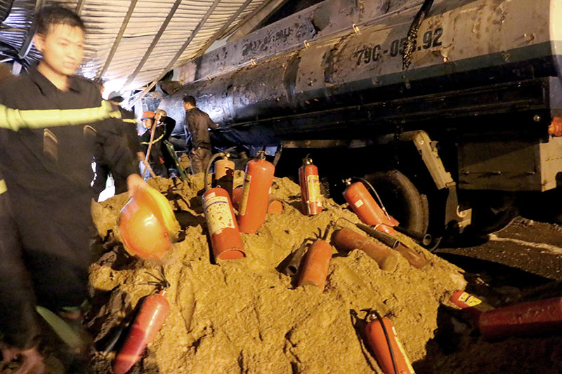 Video ảnh: Hiện trường vụ cháy kho xăng dầu, 3 xe bồn bị thiêu rụi