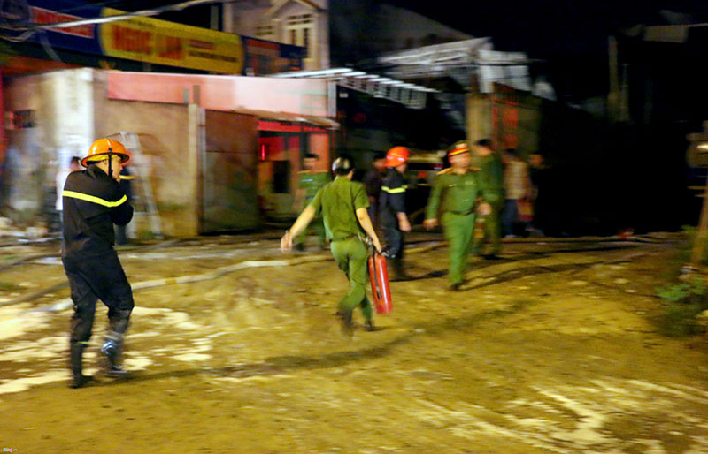 Video ảnh: Hiện trường vụ cháy kho xăng dầu, 3 xe bồn bị thiêu rụi