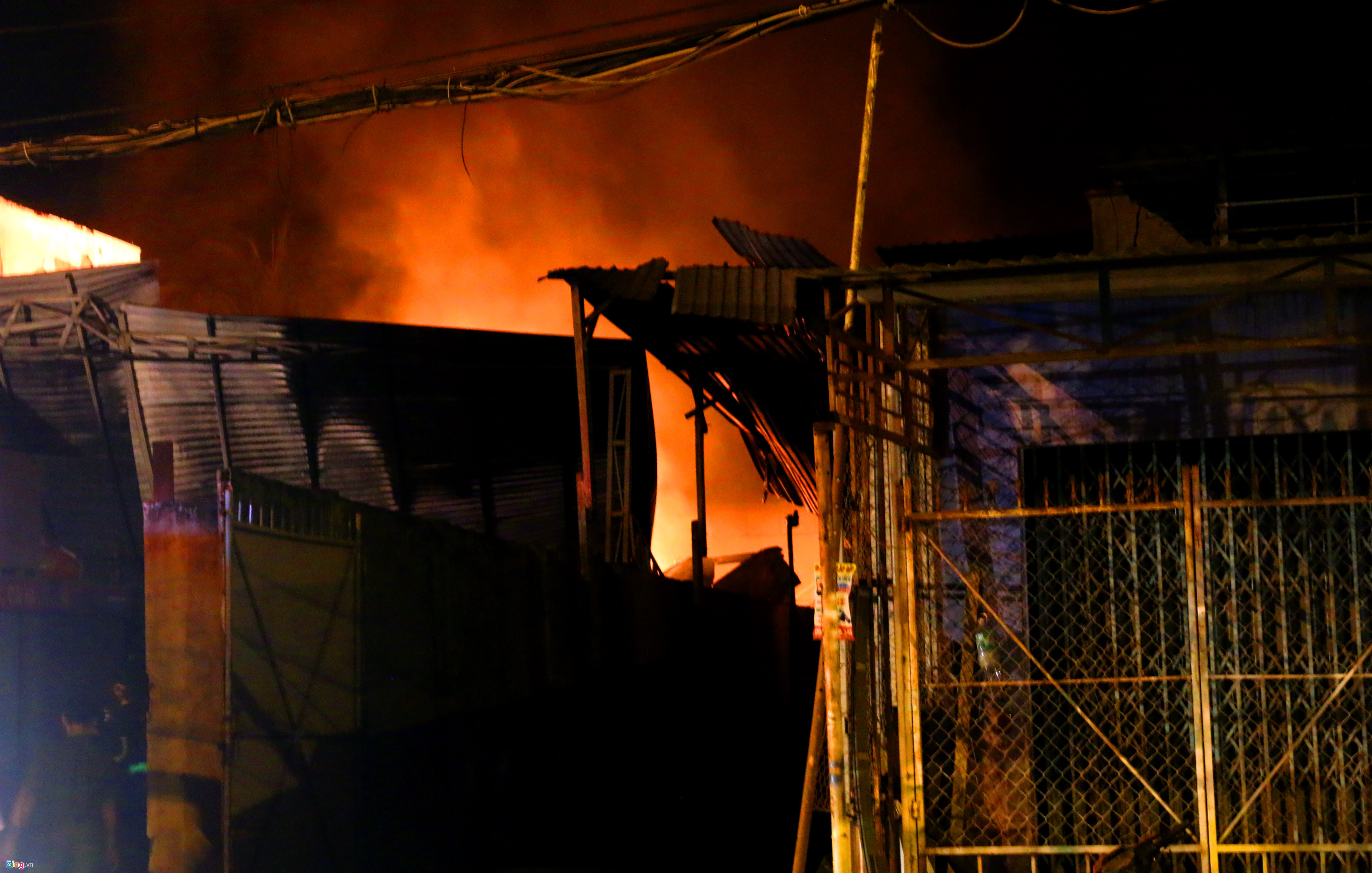 Video ảnh: Hiện trường vụ cháy kho xăng dầu, 3 xe bồn bị thiêu rụi