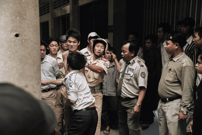 Tác giả bộ ảnh CSGT bắt cướp ở Sài Gòn 11 năm trước: Thật kì diệu vì họ có thể thuyết phục tên cướp buông kiếm đầu hàng