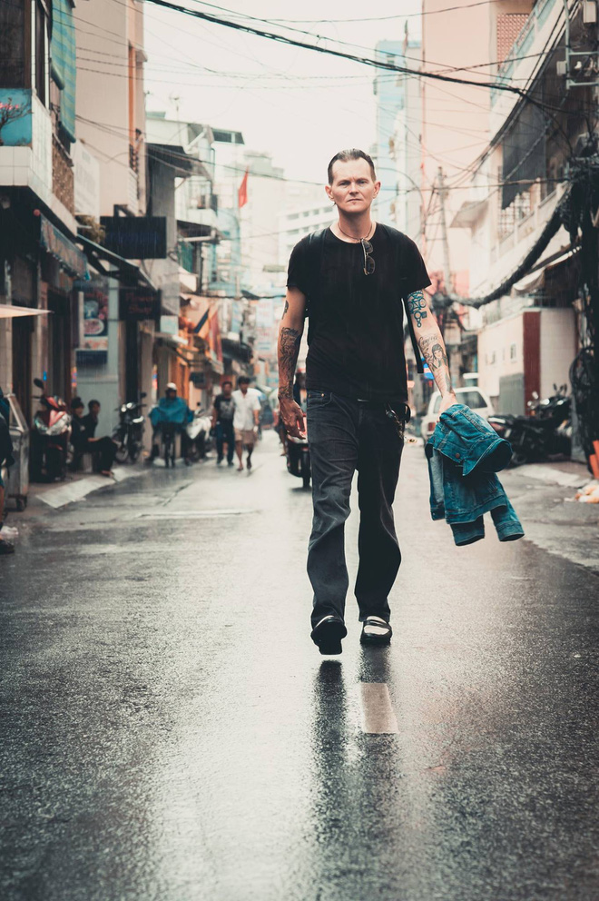 Tác giả bộ ảnh CSGT bắt cướp ở Sài Gòn 11 năm trước: Thật kì diệu vì họ có thể thuyết phục tên cướp buông kiếm đầu hàng